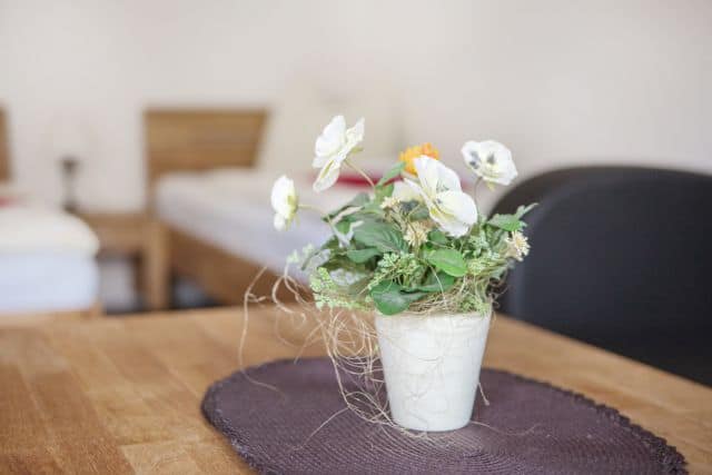 Blumengesteck auf Tisch in der Pension bei Hamburg Blumengesteck auf Tisch in der Pension bei Hamburg