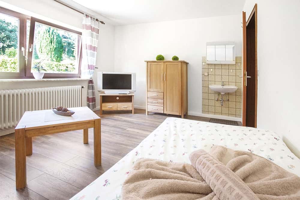 Monteurszimmer mit Waschbecken Monteurszimmer Schlafbereich mit Waschbecken