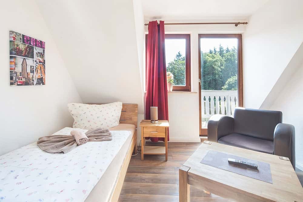 Monteurzimmer Hamburg mit Ausblick zum Wald Monteurzimmer Hamburg mit Balkon und Ausblick zum Wald