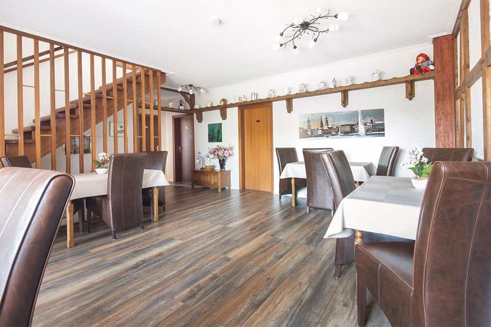 Gemeinschaftsraum im Haupthaus Gemeinschaftsraum mit Stühlen und Tischen